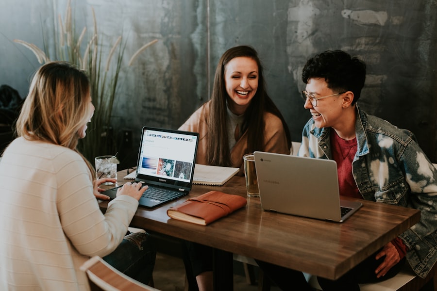 Führungsteam einer Performance-Marketing-Agentur in professioneller Arbeitsbesprechung